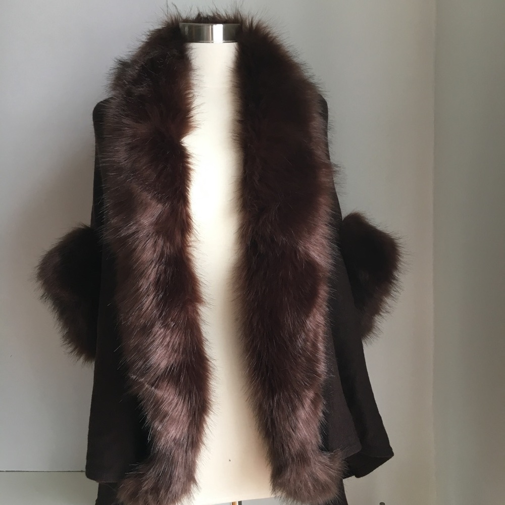 NWOT Faux Fur Trim Hi Low Hem sweater Cape - Picture 4 of 6
